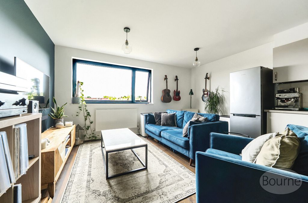 Property photo 2 of 16 Efd2Db64-54A4-4E1...