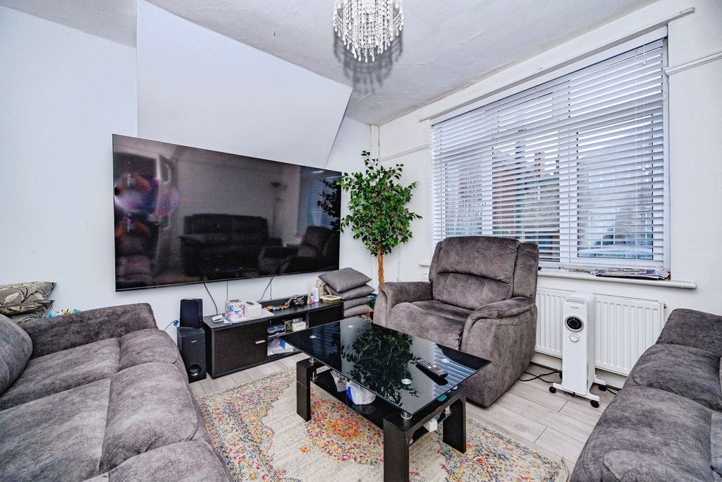 Property photo 2 of 8 Lounge