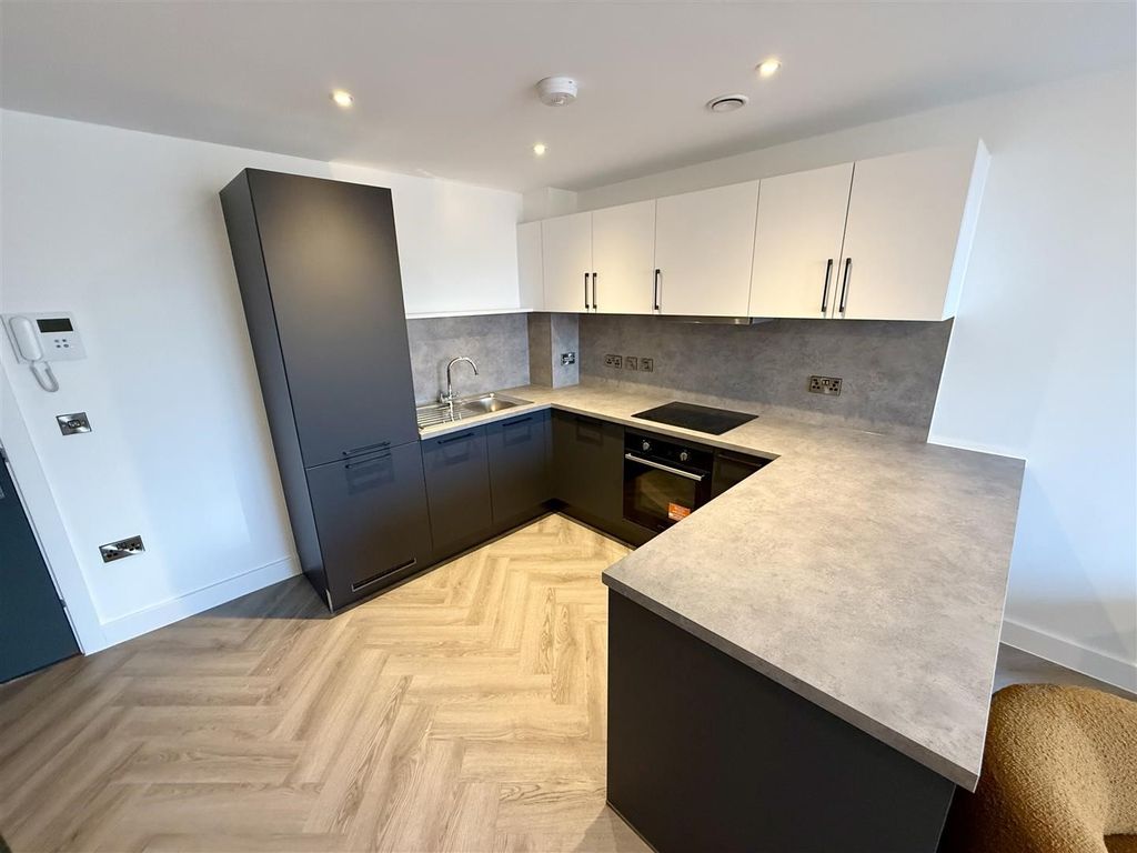 Property photo 3 of 11 Kitchen