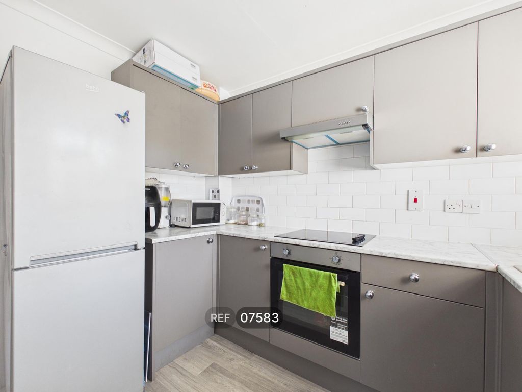 Property photo 3 of 10 Kitchen