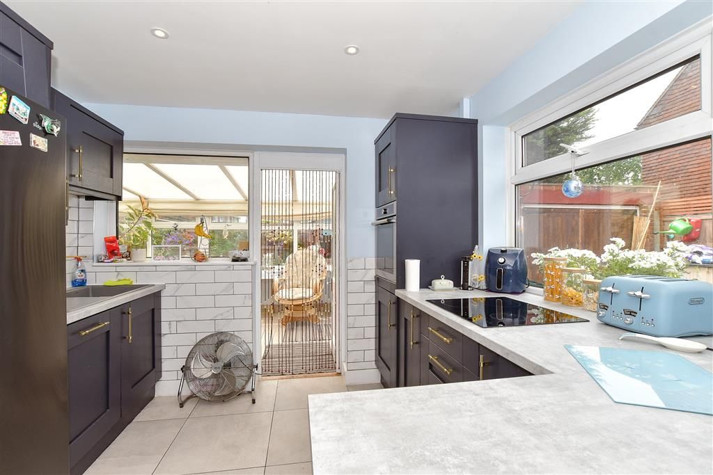 Property photo 3 of 9 Kitchen