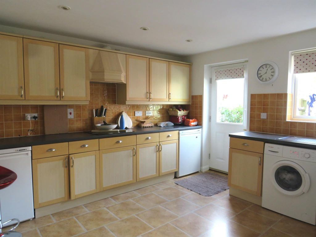 Property photo 2 of 10 Kitchen