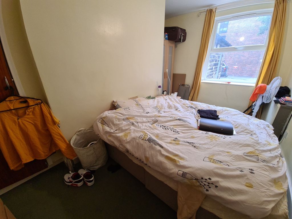 Property photo 2 of 5 Cozy Bedroom With A Double Bed Positioned By A Win...