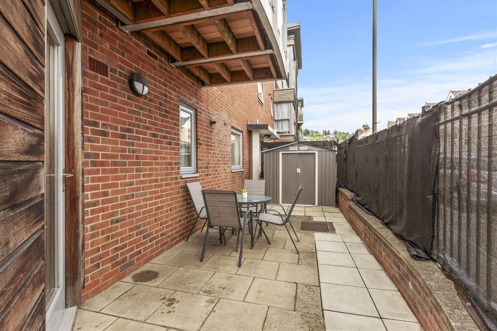 Property photo 3 of 13 10 Lindsay Court, Lindsay Avenue, Hp12 3Gf-2.Jpg