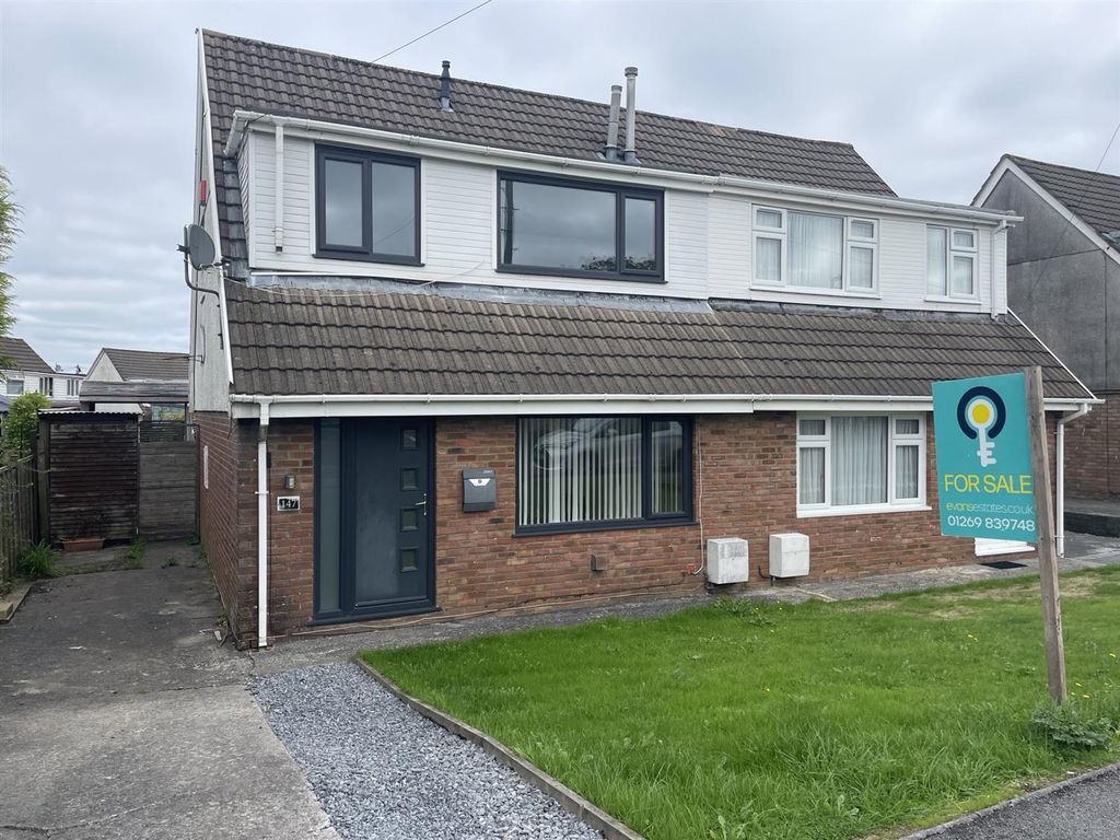 Property photo 1 of 12 Externally