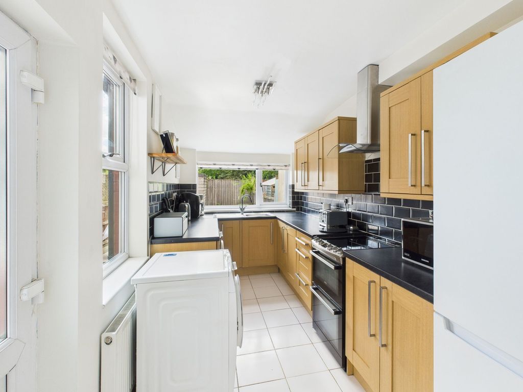 Property photo 3 of 11 Kitchen