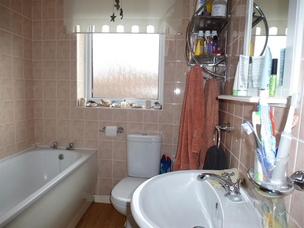 Property photo 2 of 11 Bathroom