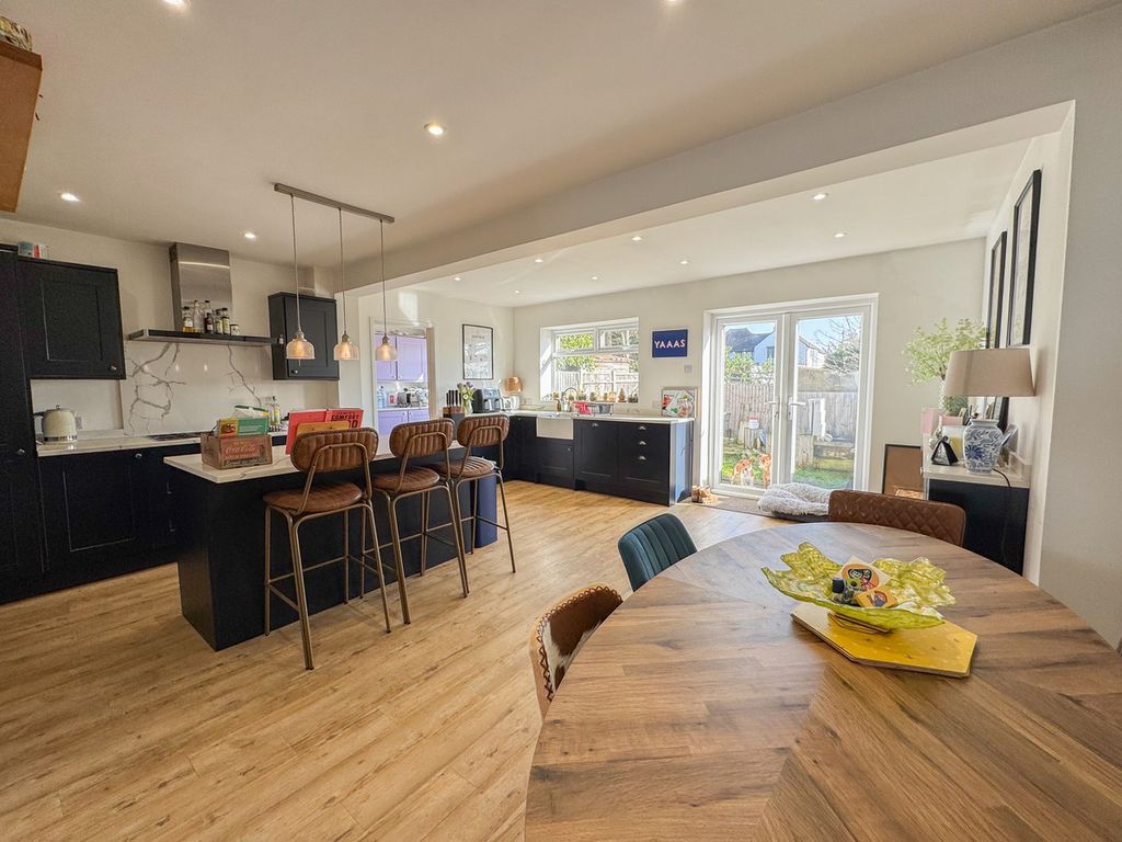 Property photo 2 of 25