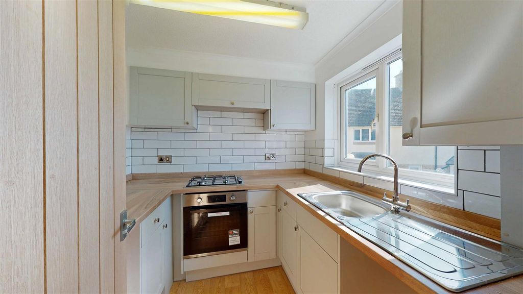 Property photo 2 of 9 Kitchen