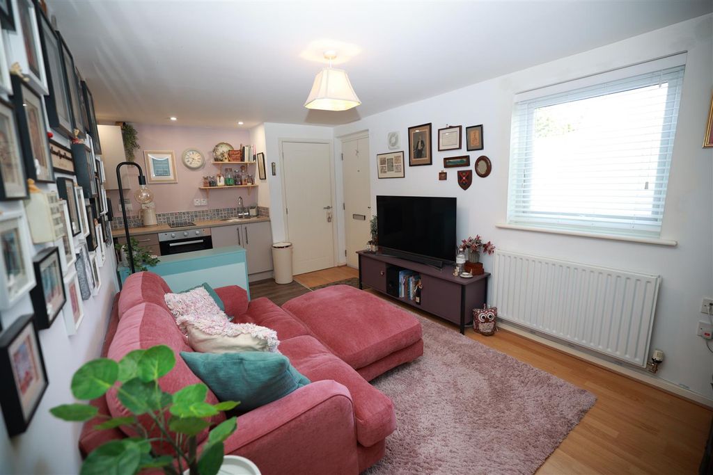 Property photo 3 of 5 R6__4953.Jpg