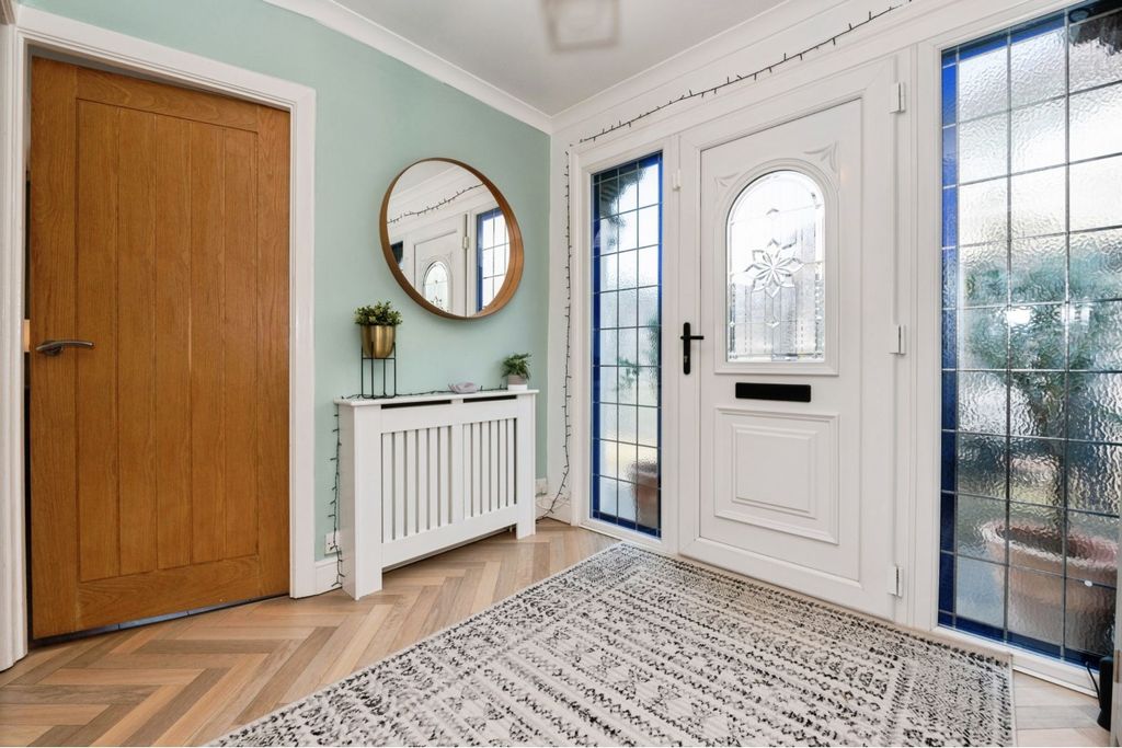 Property photo 2 of 18 Entrance Hall