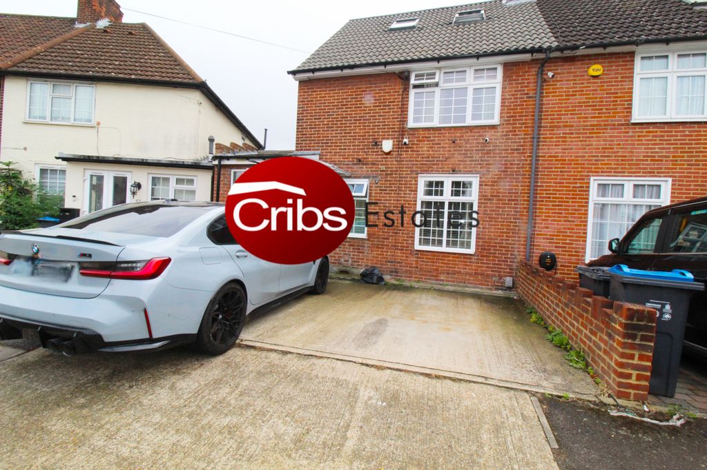 Property photo 1 of 10 1 Bedroom House To Rent In Morden( Bills Included )