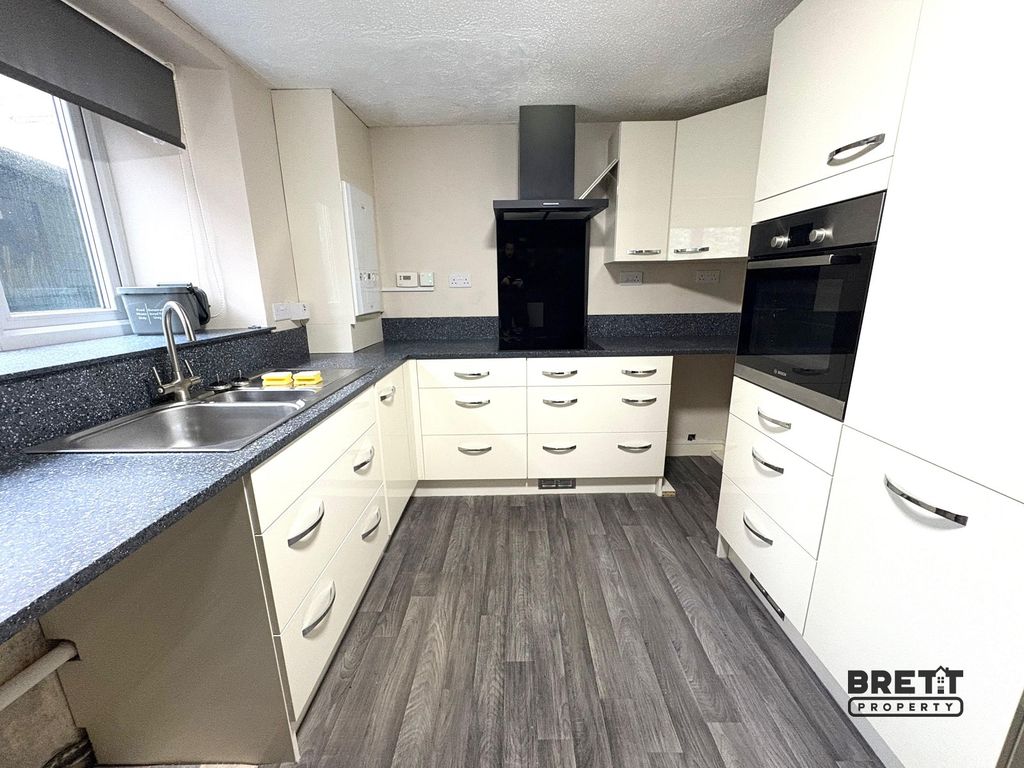 Property photo 2 of 7 Kitchen