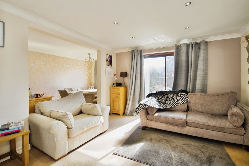 Property photo 2 of 20