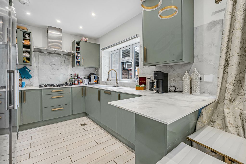 Property photo 3 of 17 Kitchen