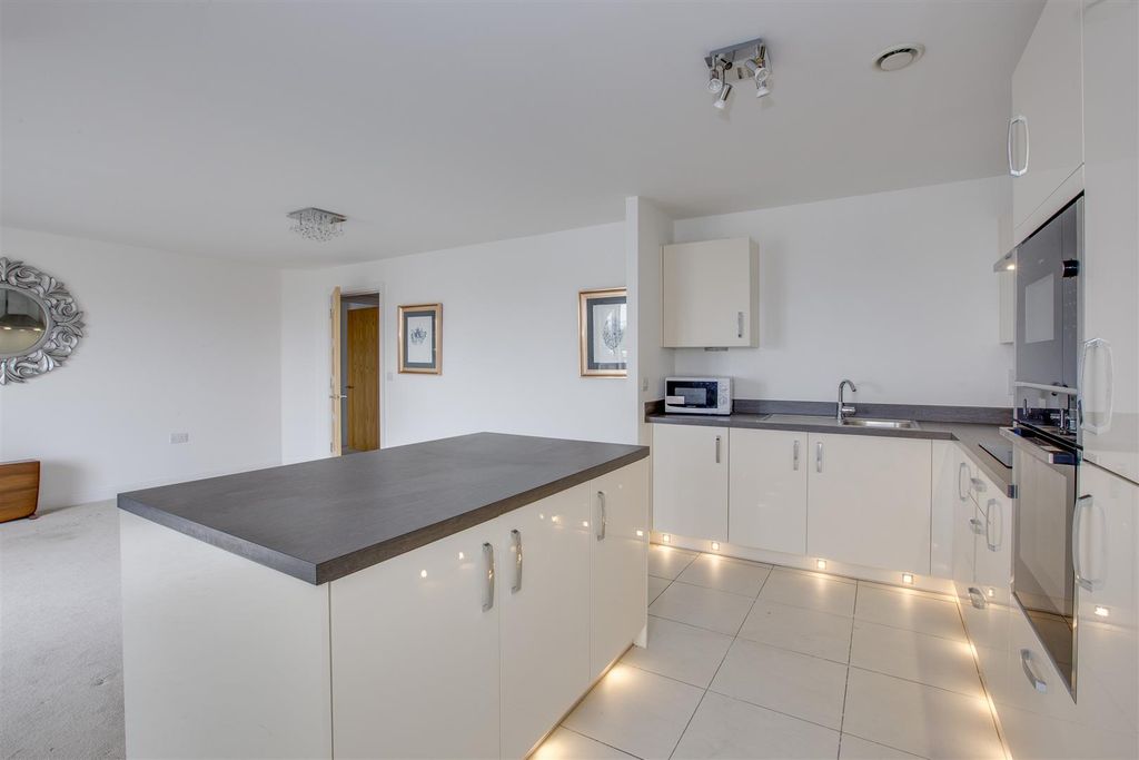 Property photo 3 of 15 30 Trinity Place, Hp15 7Eg-8.Jpg