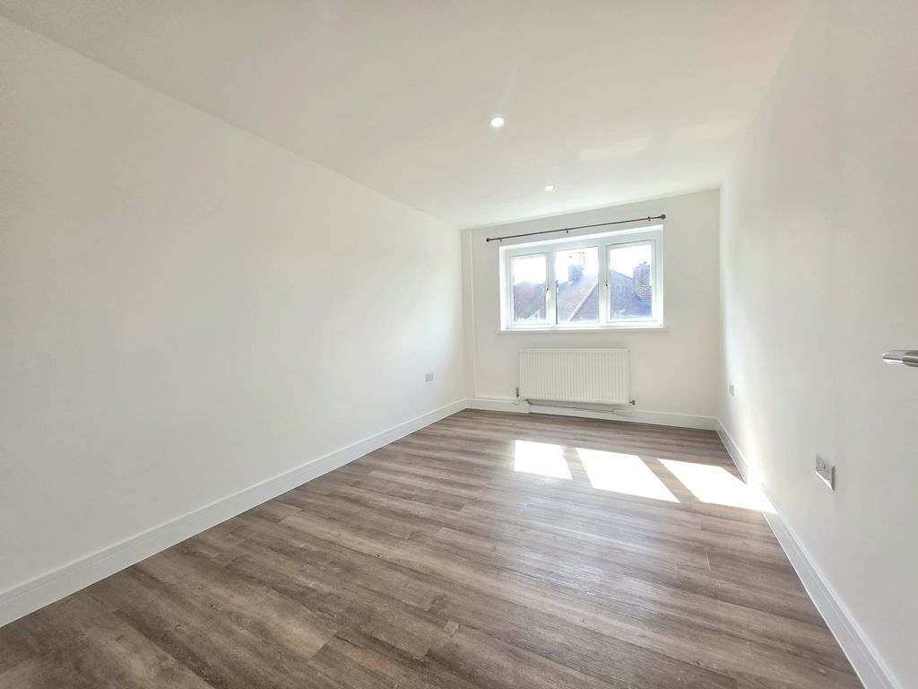 Property photo 3 of 7 8