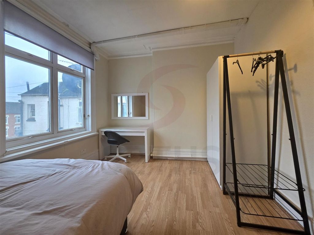 Property photo 3 of 9 Room