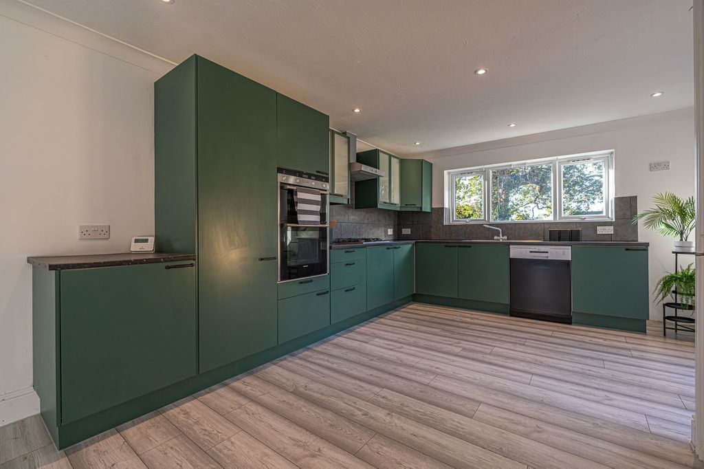 Property photo 3 of 42