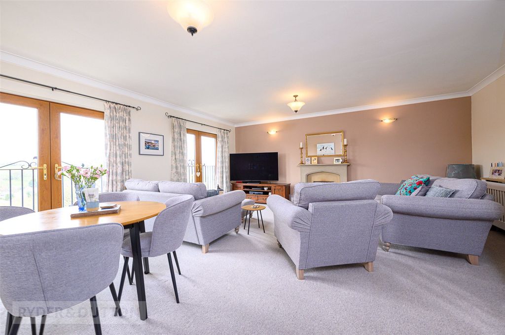 Property photo 3 of 29 Lounge