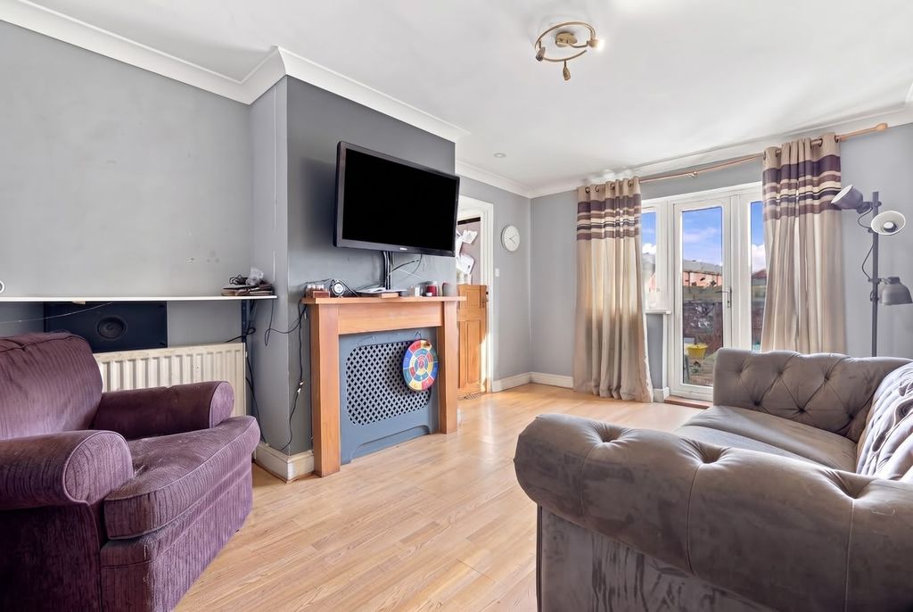 Property photo 2 of 13 Lounge