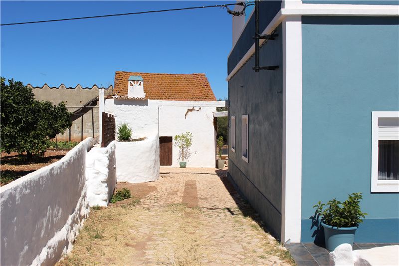 Property photo 2 of 63 Driveway Down West Side Of House