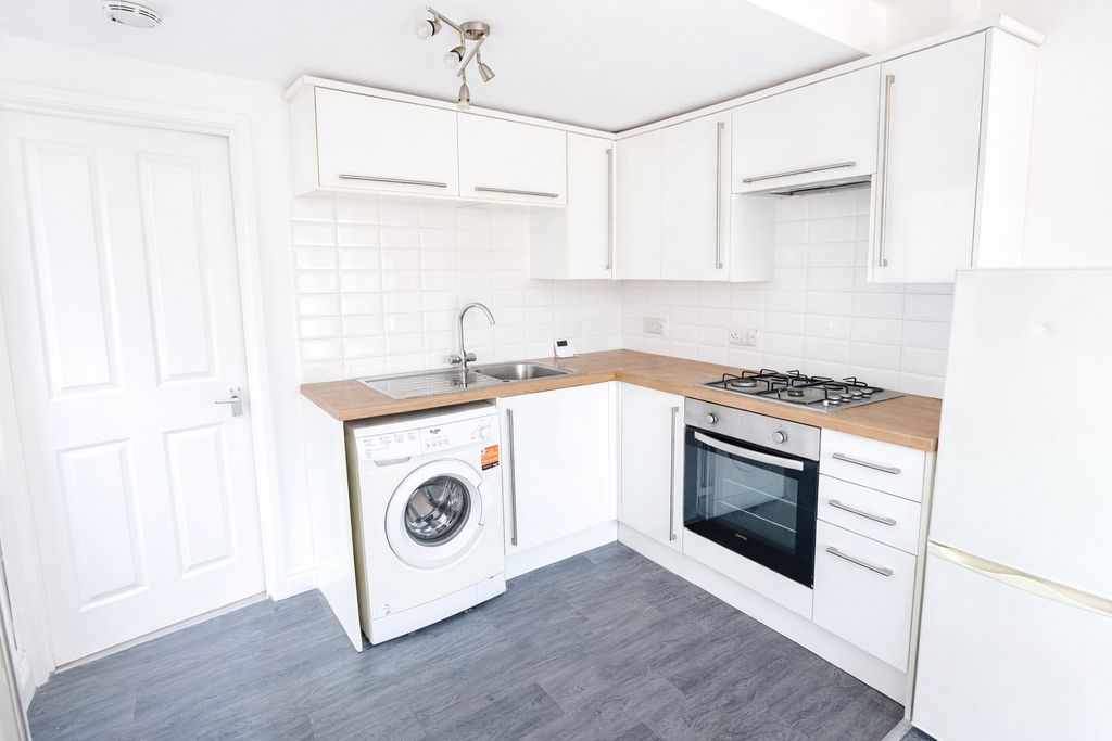 Property photo 2 of 8 Kitchen