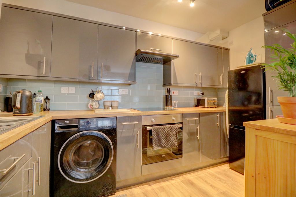 Property photo 3 of 9 Kitchen
