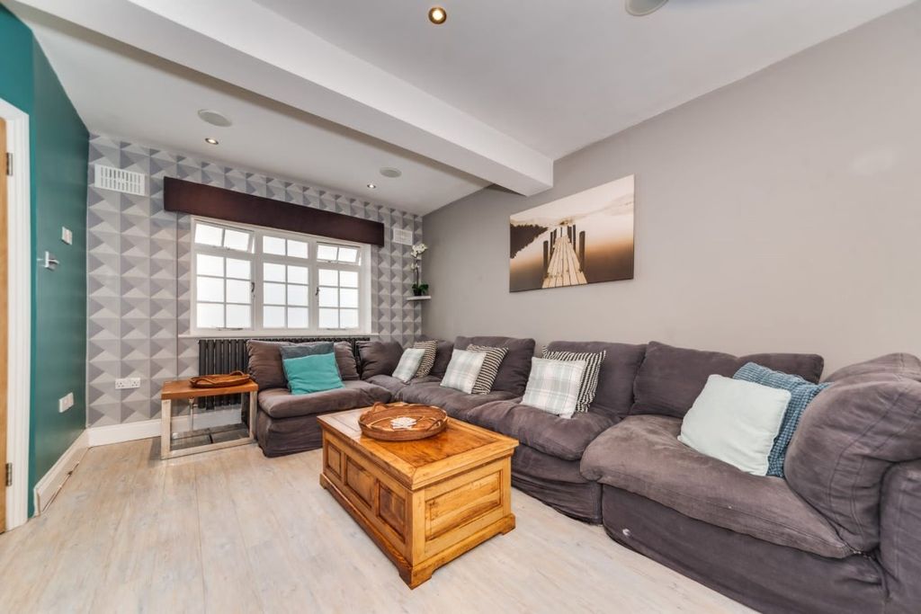 Property photo 3 of 16 Gallery