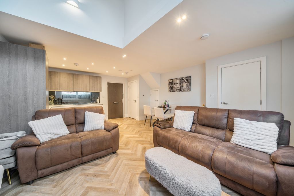 Property photo 2 of 20 1373041-4-6915F2F...