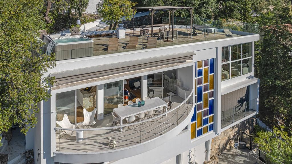 Property photo 2 of 34