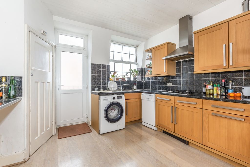 Property photo 3 of 14 Flat-100-Clarendo...