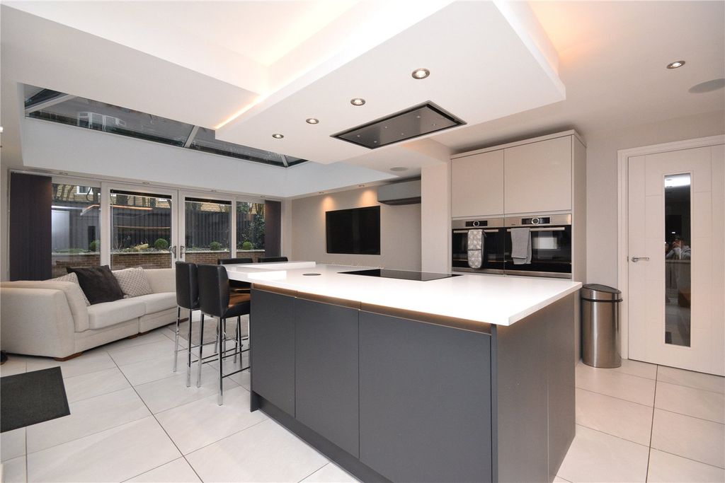 Property photo 2 of 24 Picture No. 17