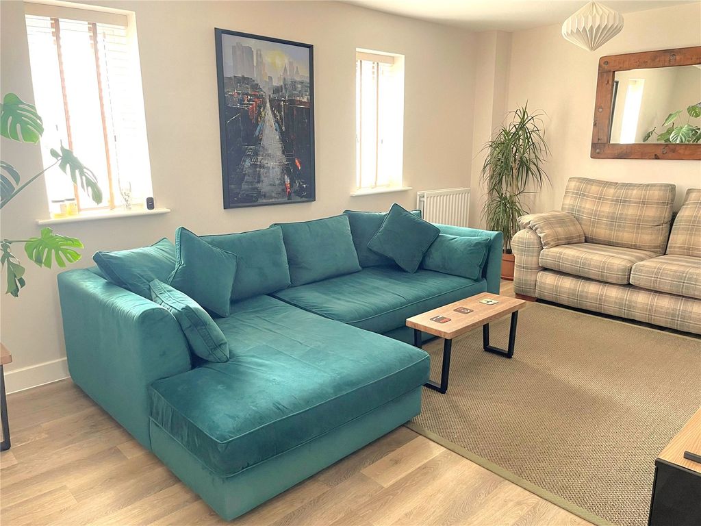 Property photo 2 of 19 Lounge
