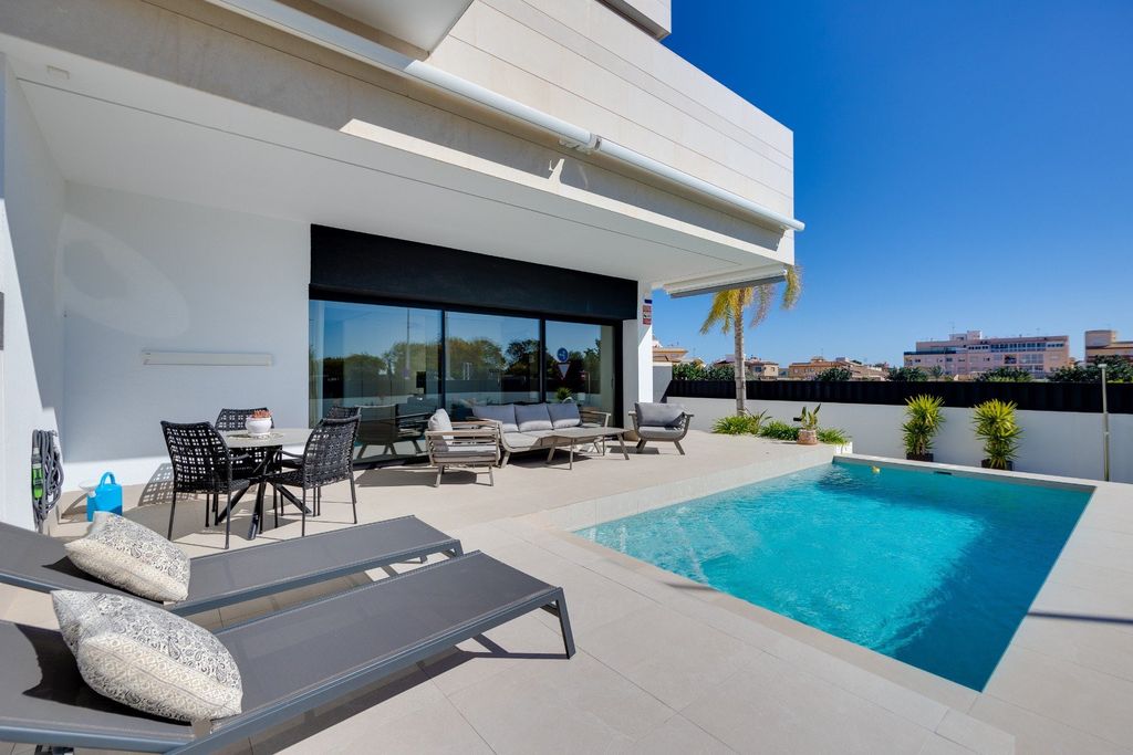 Property photo 2 of 50