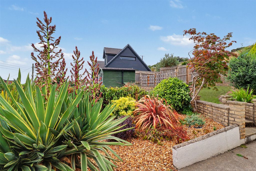 Property photo 2 of 14 2 - Garden