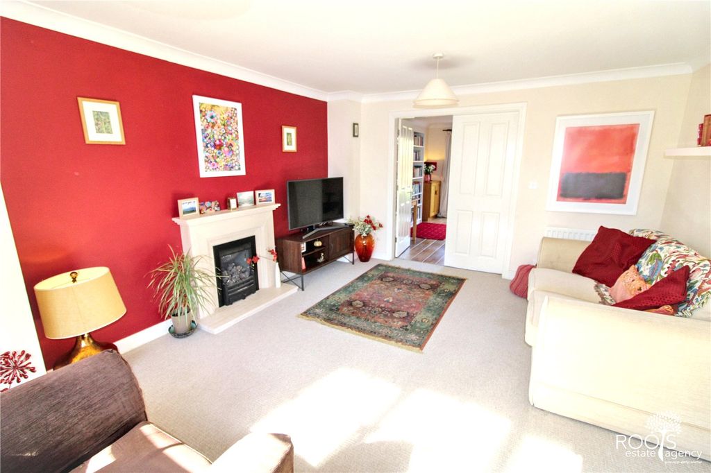Property photo 3 of 12 Lounge