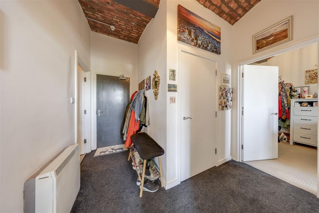 Property photo 3 of 18 Hallway
