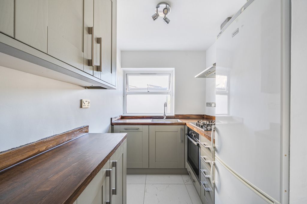 Property photo 2 of 11 1364013-5-68E38E6...