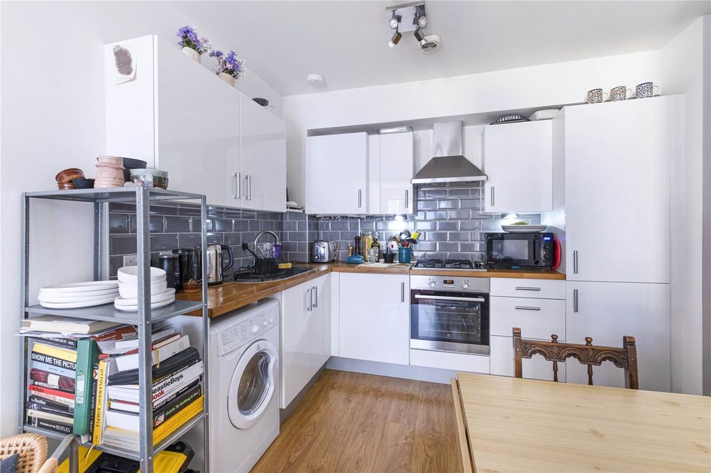 Property photo 2 of 7 Kitchen