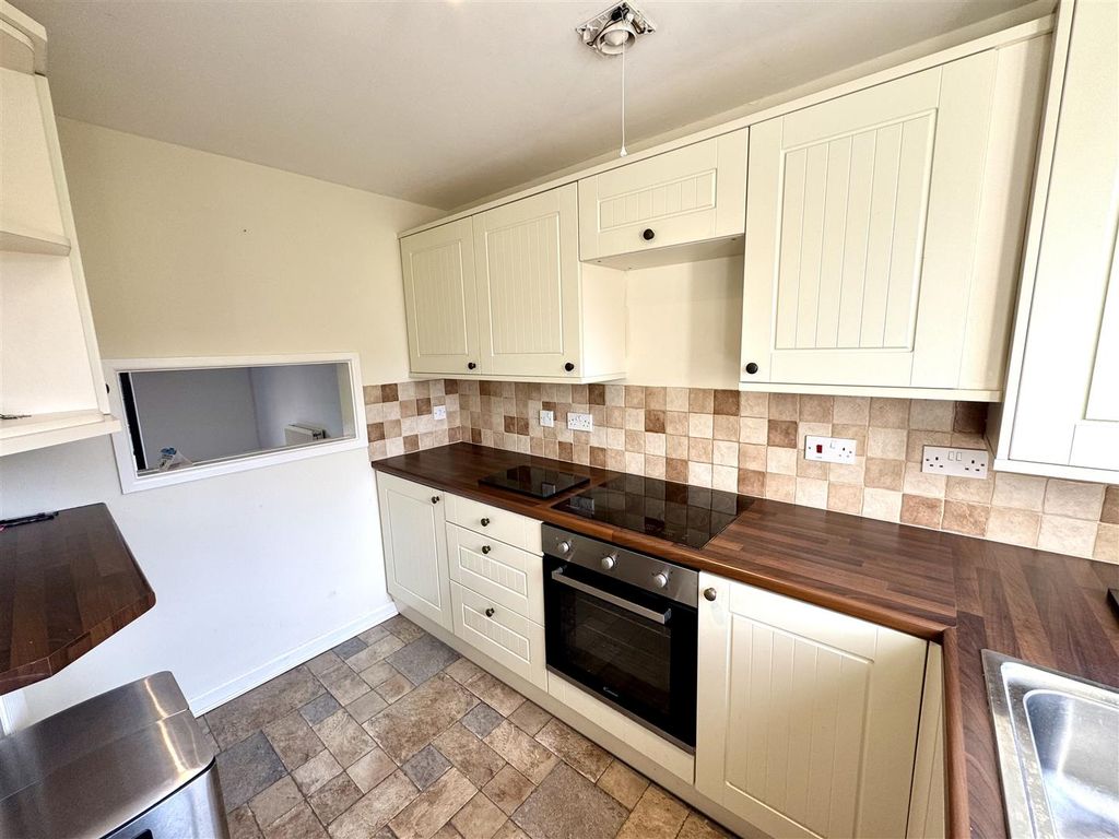 Property photo 3 of 12 Kitchen