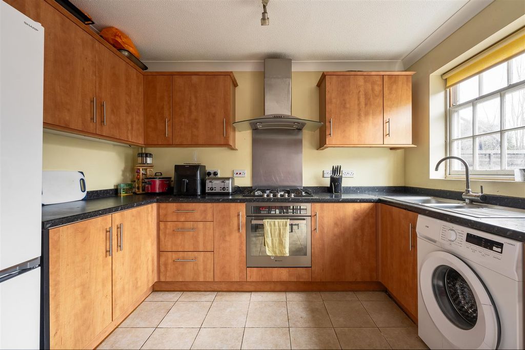 Property photo 3 of 25 Handsworth Avenue, E4