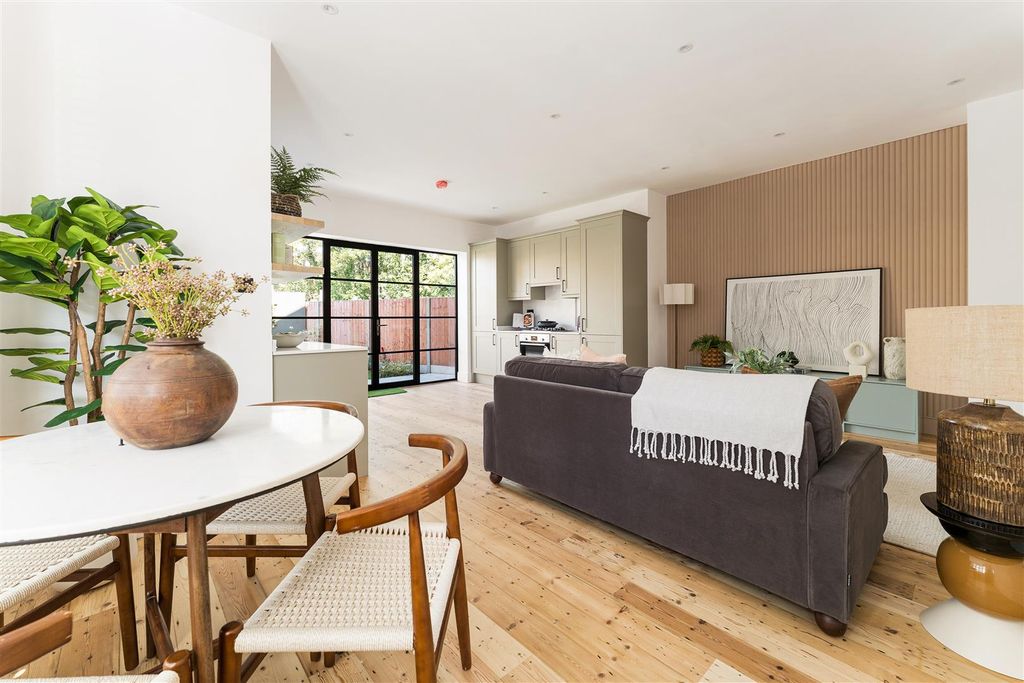 Property photo 2 of 32 Connaught Road, E17