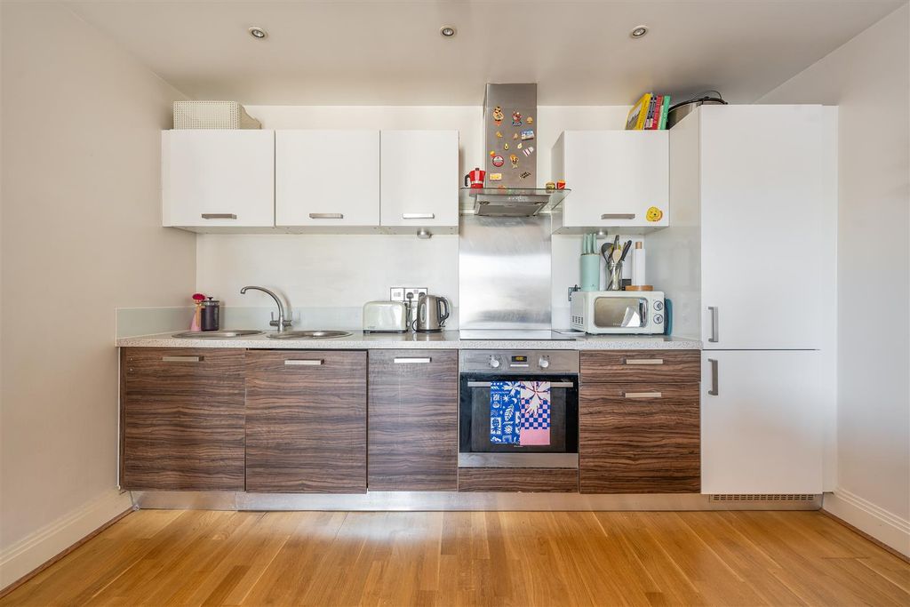 Property photo 2 of 14 Lea Bridge Road, E5