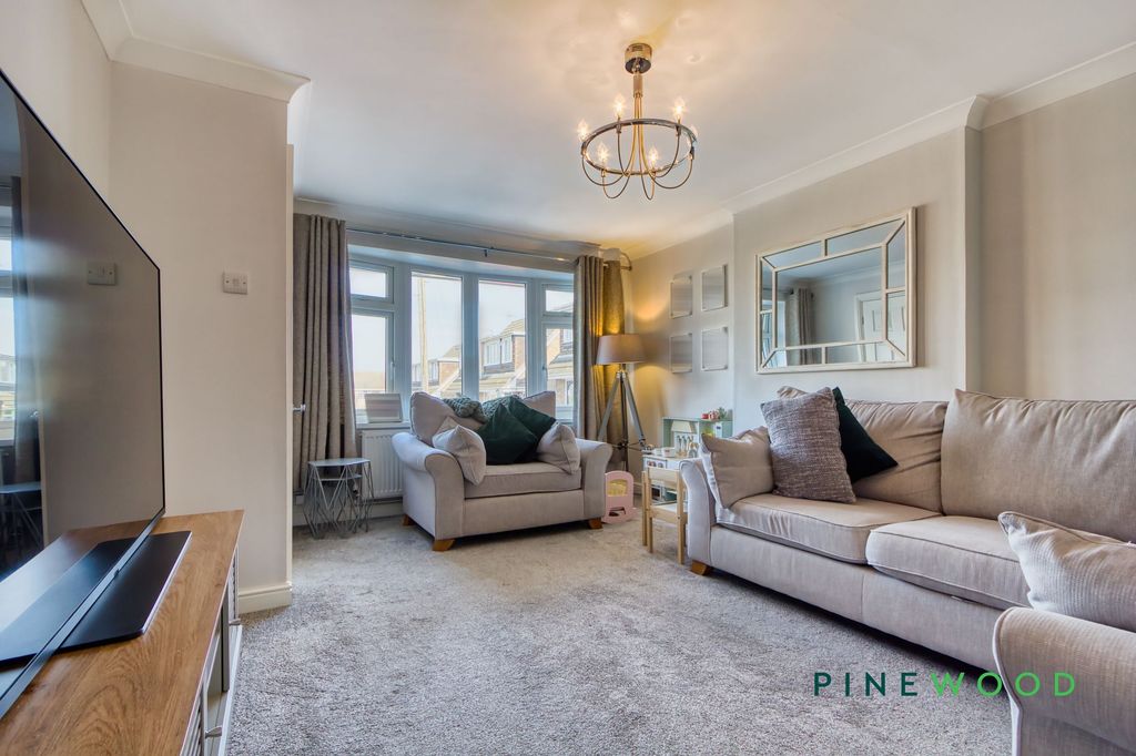 Property photo 3 of 17 Lounge