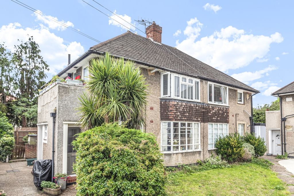 Property photo 1 of 8 Grove Close (1)