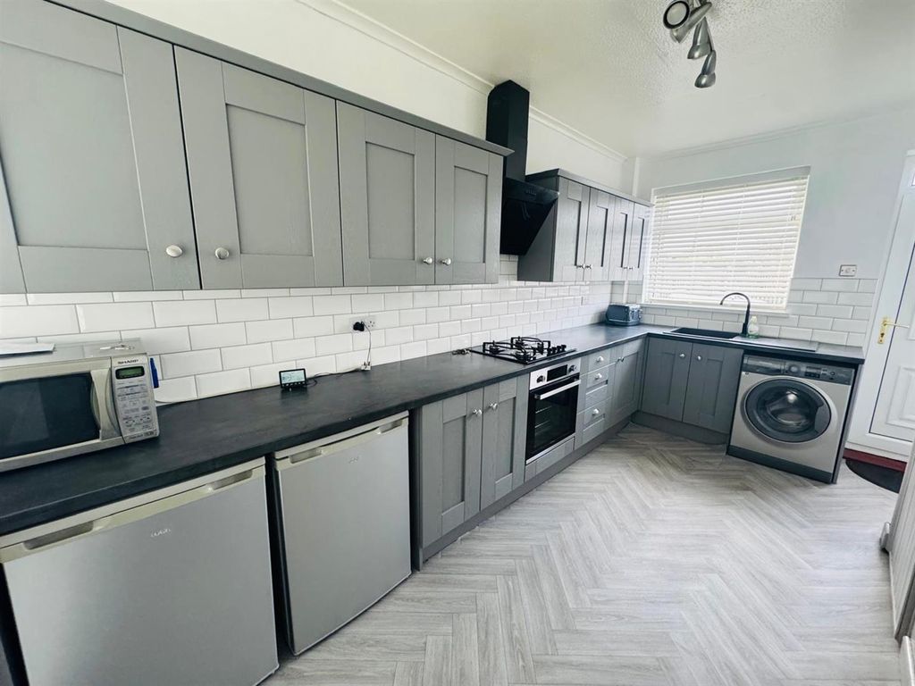 Property photo 3 of 10 Kitchen Diner