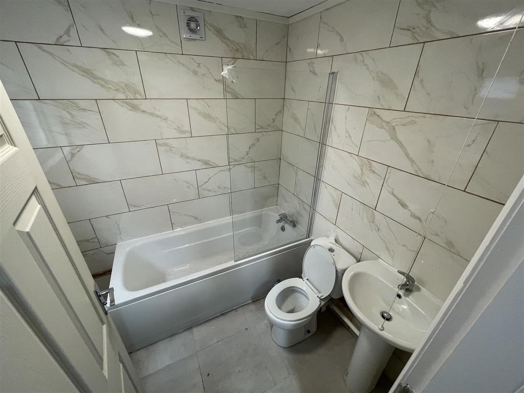 Property photo 2 of 5 Approach
