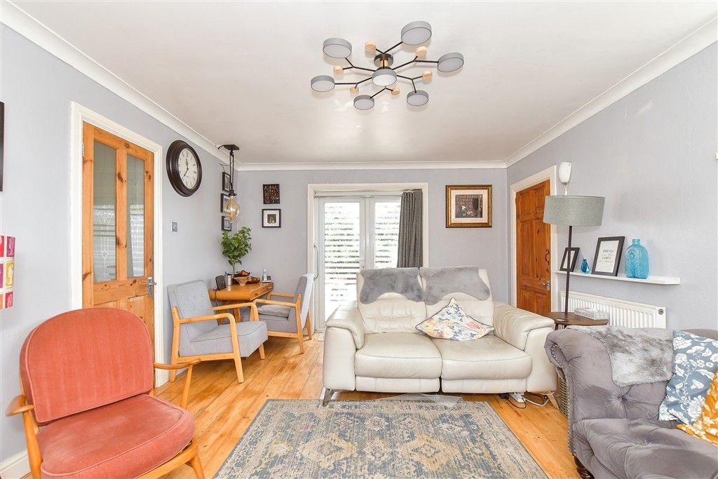 Property photo 3 of 11 Lounge