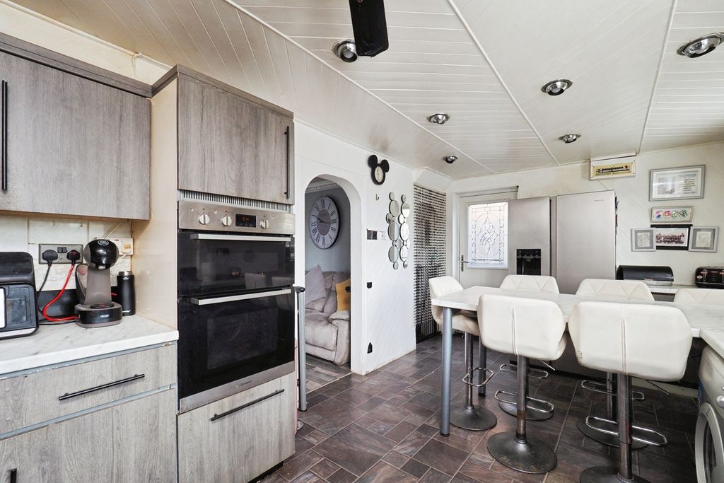 Property photo 2 of 17 Fitted Kitchen